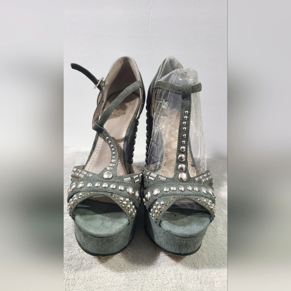 VINCE CAMUTO PLATFORM STUD  HEELS
